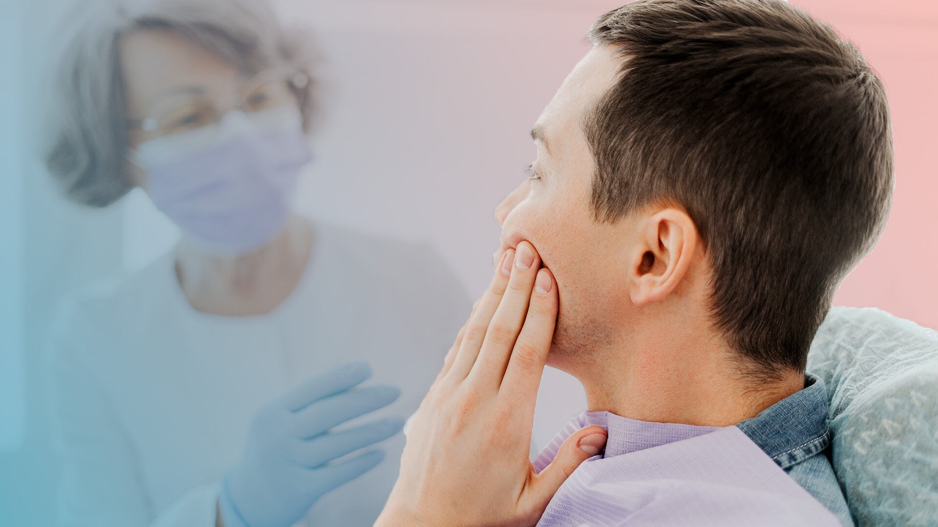 Diş hekimi koltuğunda çenesini tutan erkek, arka planda maskeli klinisyen flu görünüyor