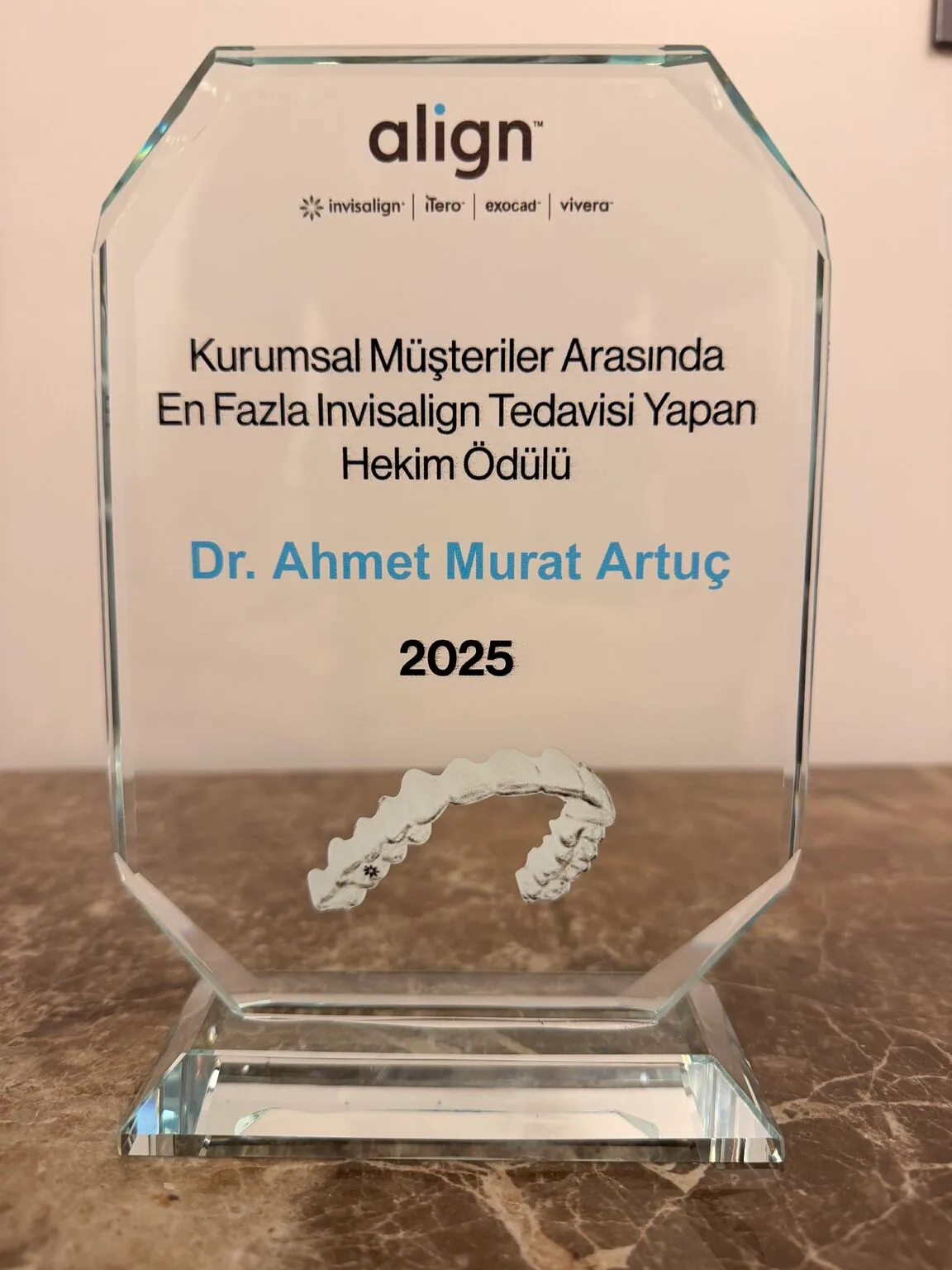 Align Technology logolu cam ödül plaketi: Kurumsal Müşteriler Arasında En Fazla Invisalign Tedavisi Yapan Hekim Ödülü, Dr. Ahmet Murat Artuç, 2025
