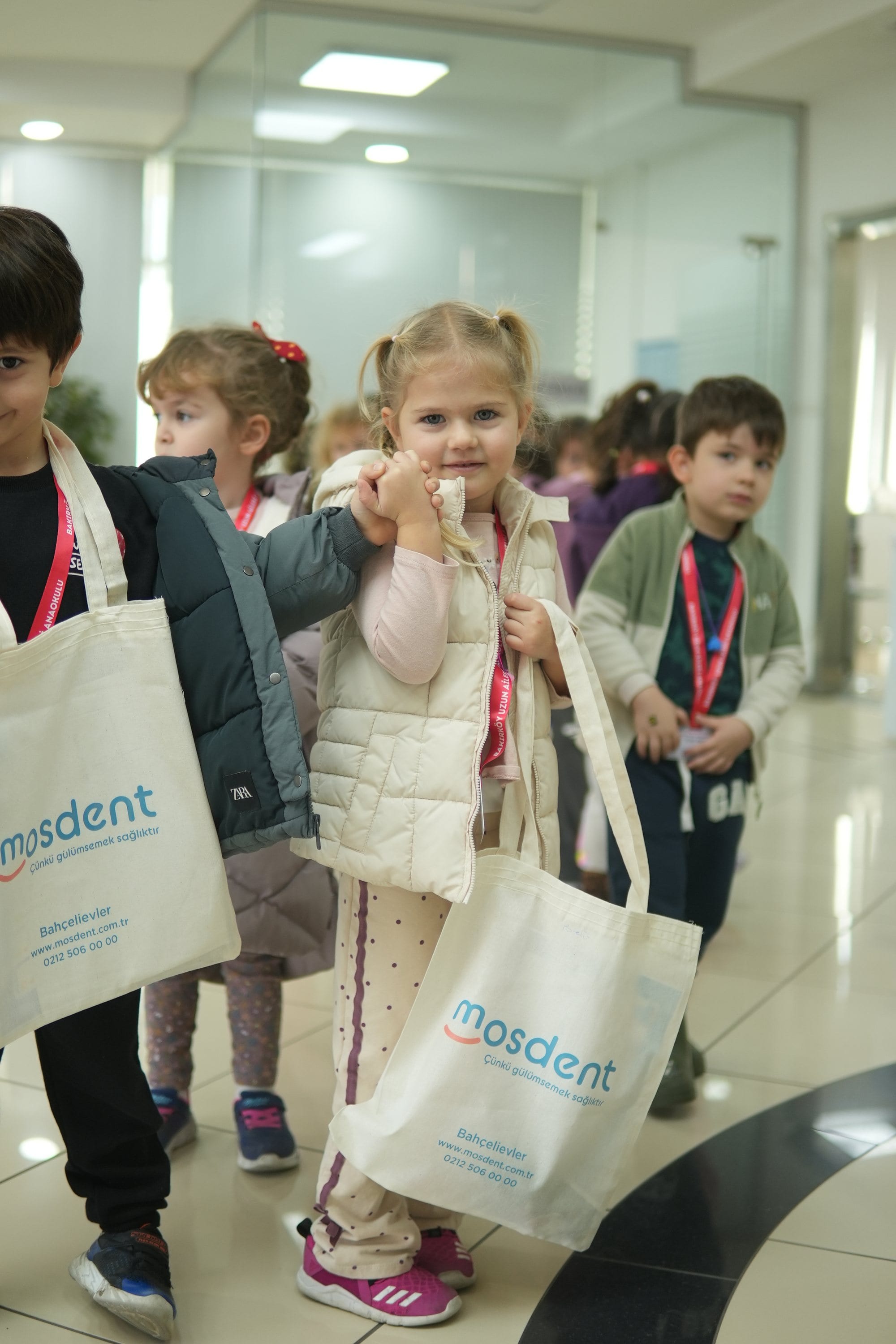 Mosdent’i ziyaret eden, Mosdent çantalarını taşıyan çocuklar